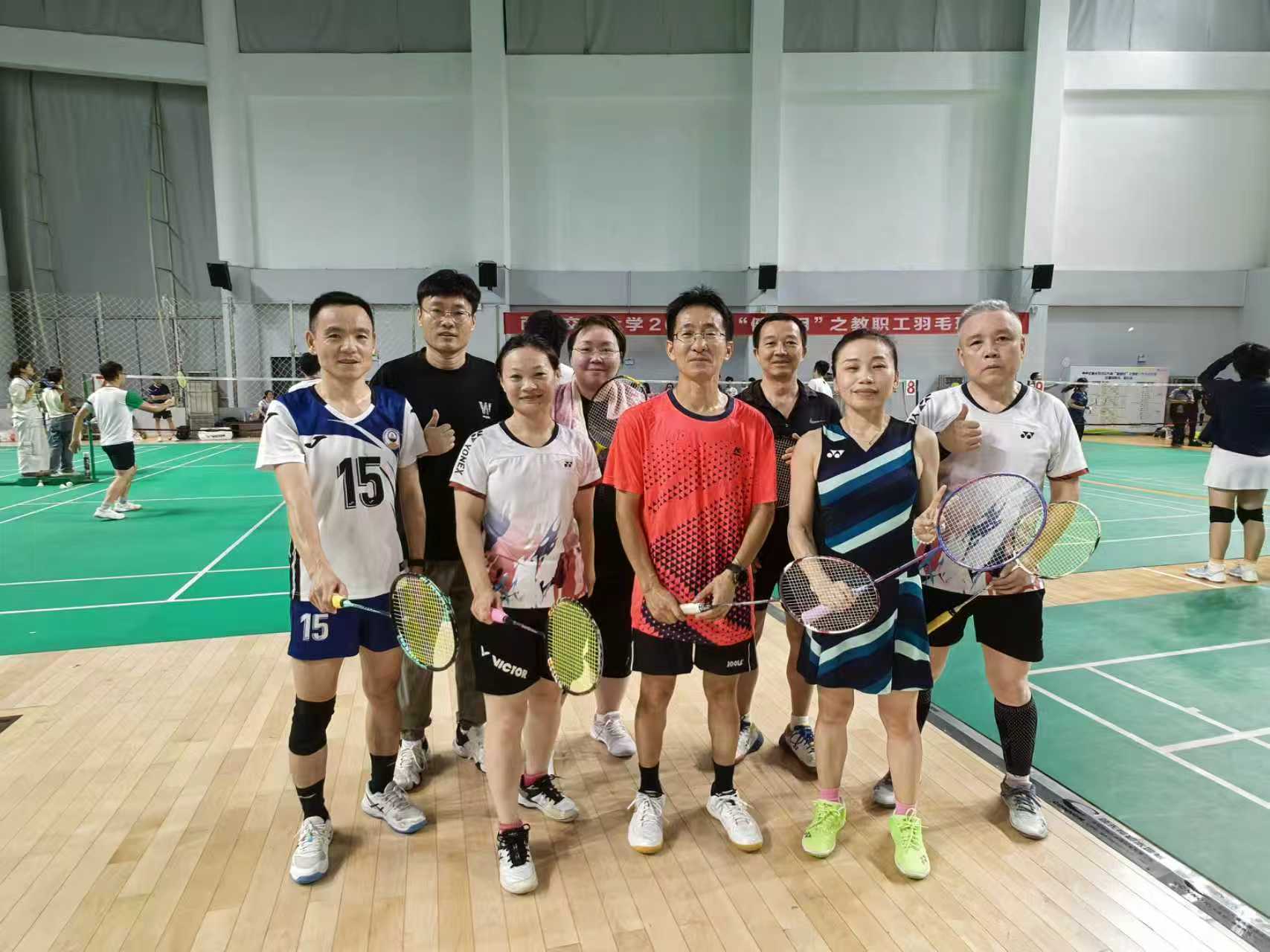 挥拍逐梦展风采 团结协作创佳绩——pp电子官方网站教职工代表队在校羽毛球比赛中荣获第四名